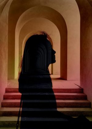 Eine Frau vor einer Treppe und vielen verschiedenen Eingängen