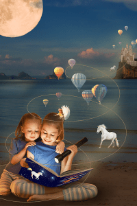 Zwei Kinder sitzen am Strand und lesen in einem Buch, aus dem magische Wesen aufsteigen
