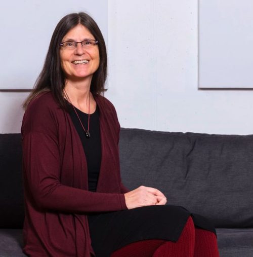 Die Autorin und Buchbegleiterin Kerstin Rauch sitzt bei einem Fotoshooting von Leo Seidel