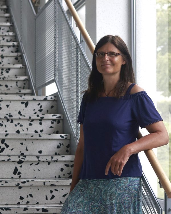 Die Buchbegleiterin Kerstin Rauch steht auf einer Treppe.