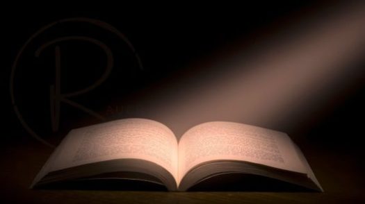 Ein Lichtstrahl fällt auf ein Buch und zeigt, dass es neu veröffentlicht wurde und nun Sichtbarkeit bekommt.